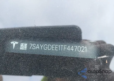 2026 Tesla Model Y Long Range Dual Motor All-Wheel Drive/Long Range Launch Series z USA, uszkodzony, nr VIN 7SAYGDEE1TF447021